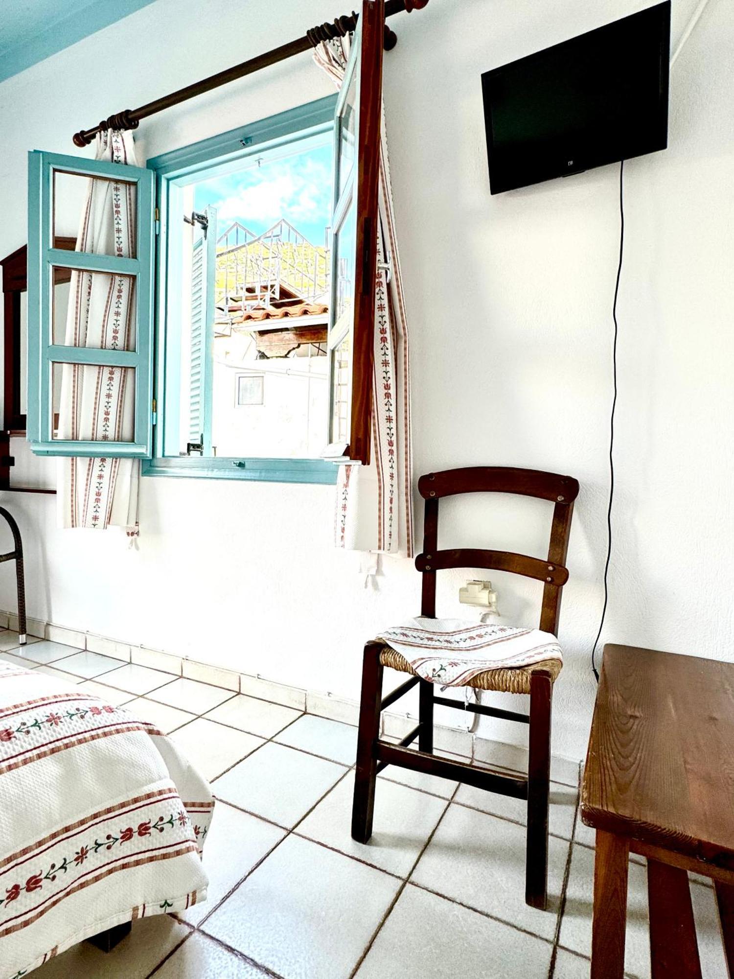 Patras Rooms Est 1990 Fourni Extérieur photo