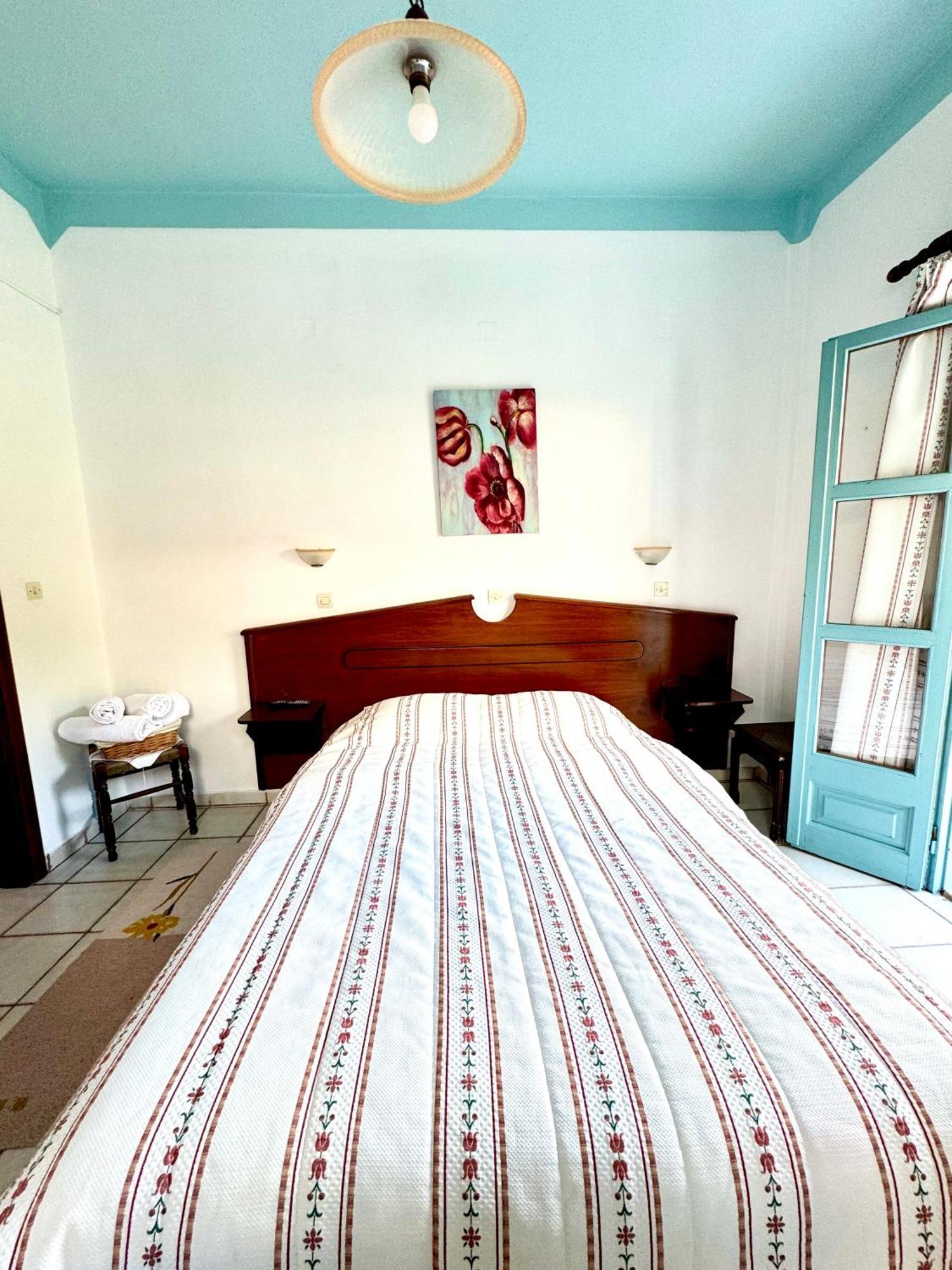 Patras Rooms Est 1990 Fourni Extérieur photo