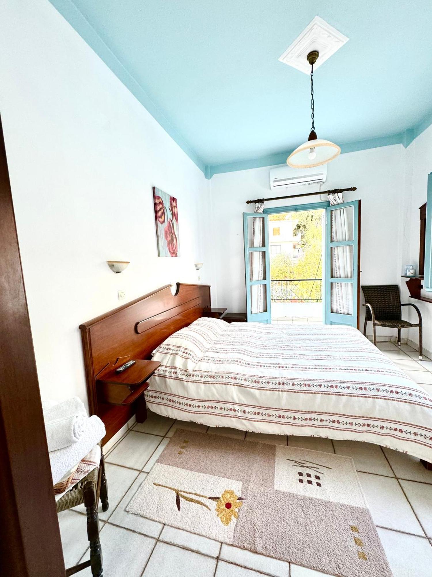 Patras Rooms Est 1990 Fourni Extérieur photo