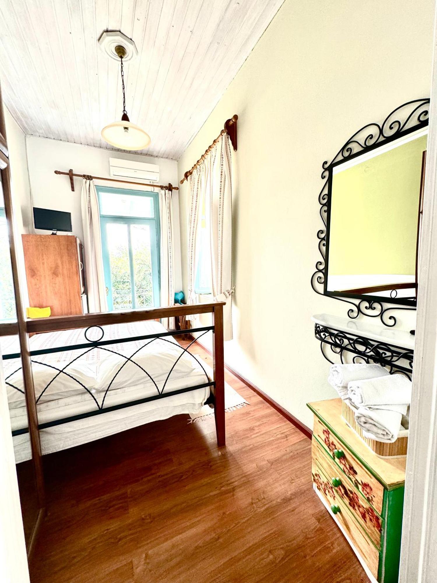 Patras Rooms Est 1990 Fourni Extérieur photo