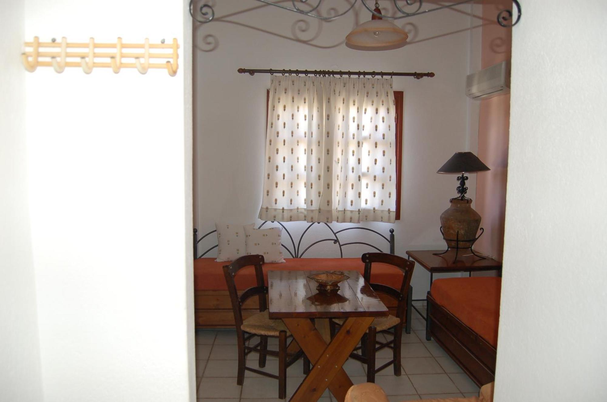 Patras Rooms Est 1990 Fourni Extérieur photo