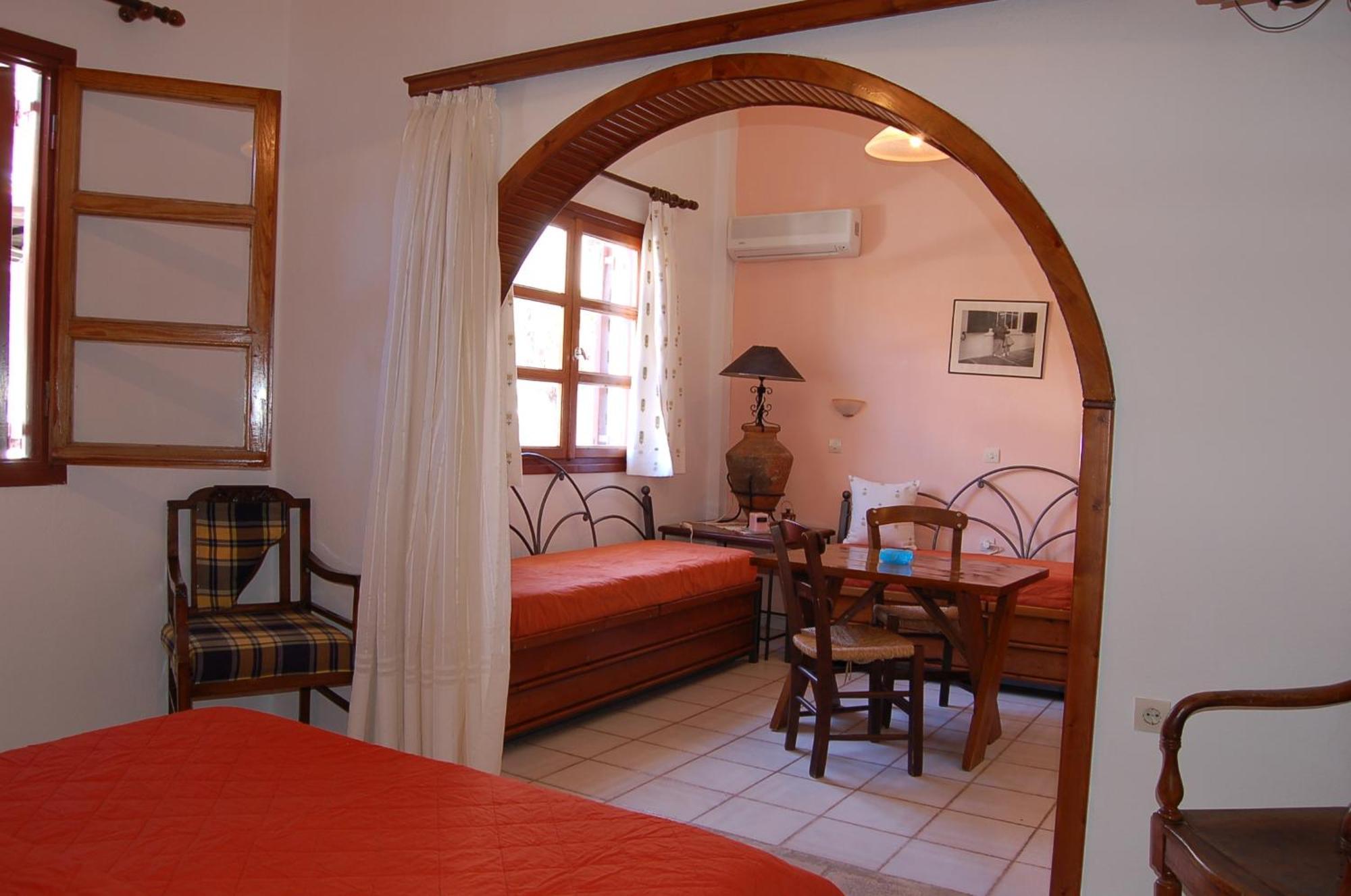 Patras Rooms Est 1990 Fourni Extérieur photo