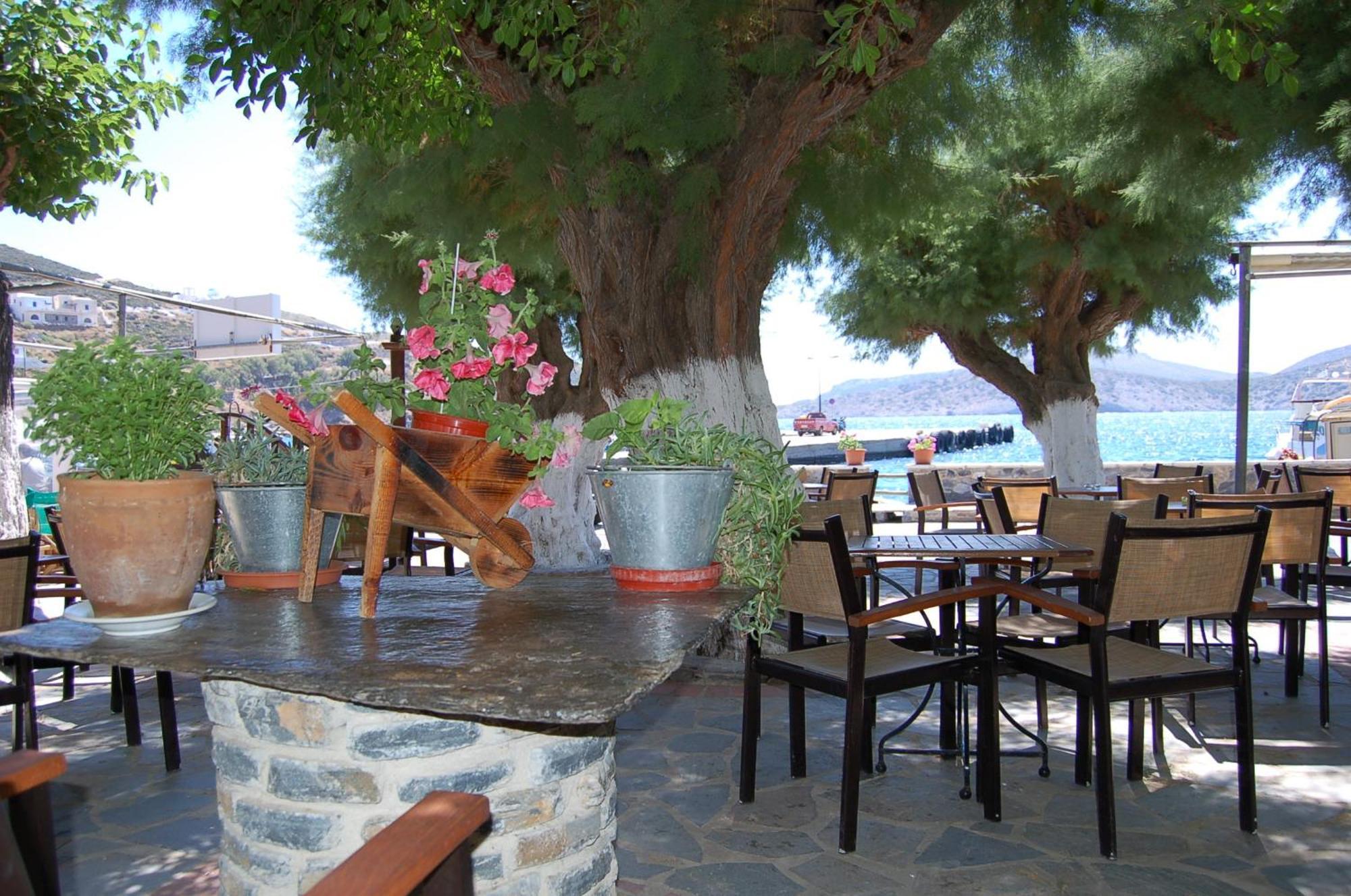 Patras Rooms Est 1990 Fourni Extérieur photo