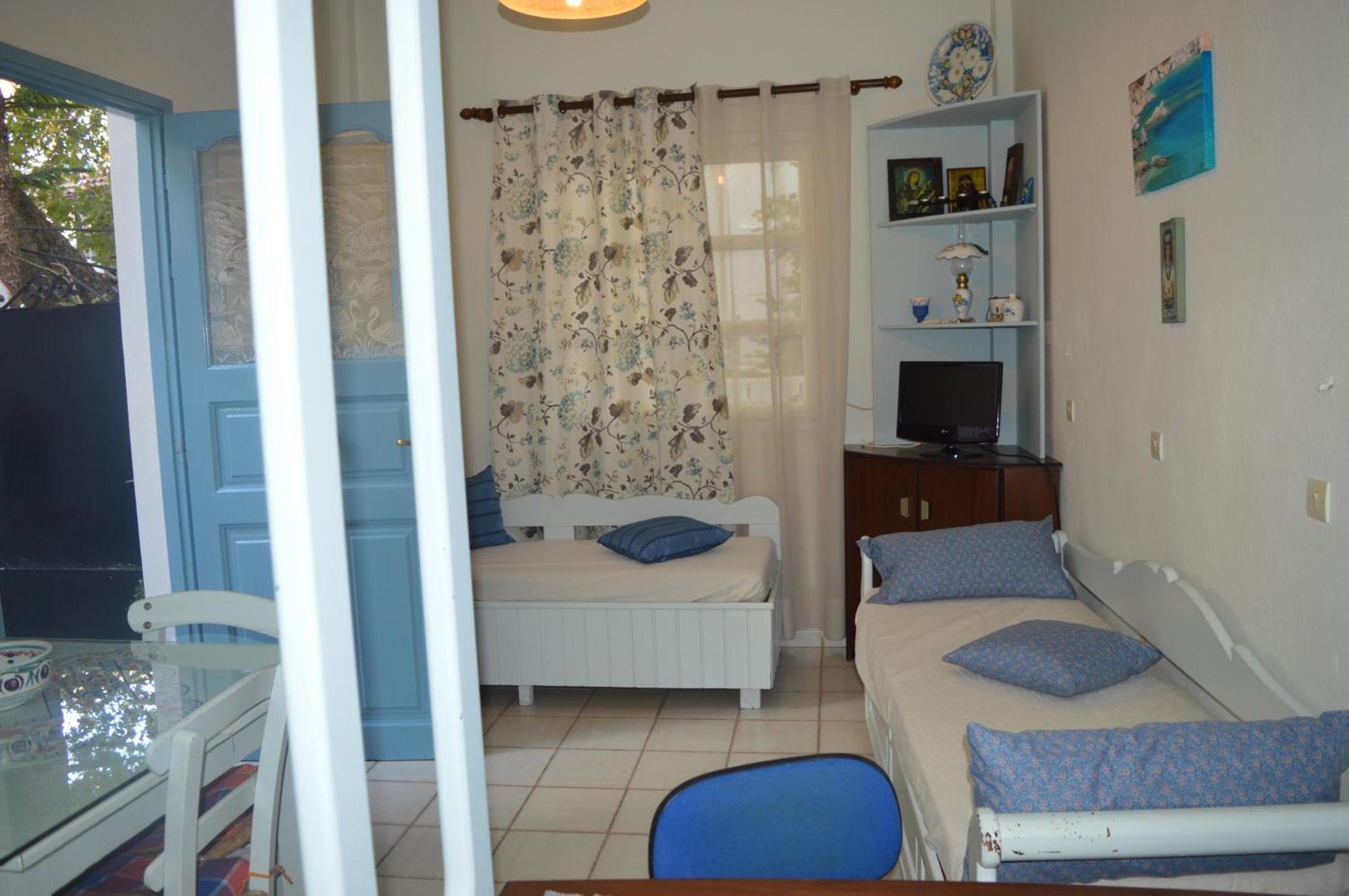 Patras Rooms Est 1990 Fourni Extérieur photo