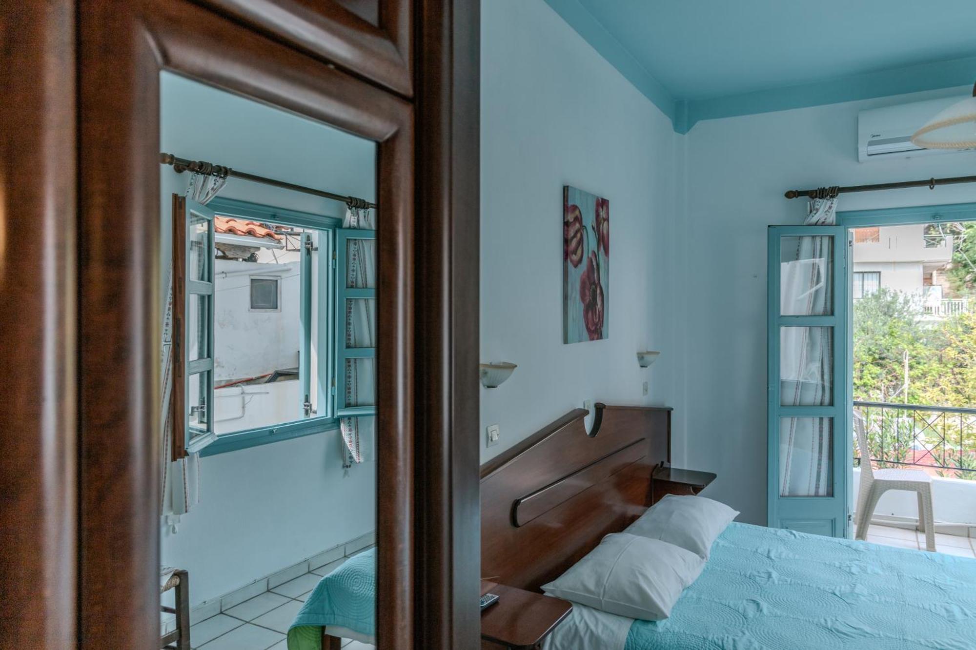 Patras Rooms Est 1990 Fourni Extérieur photo