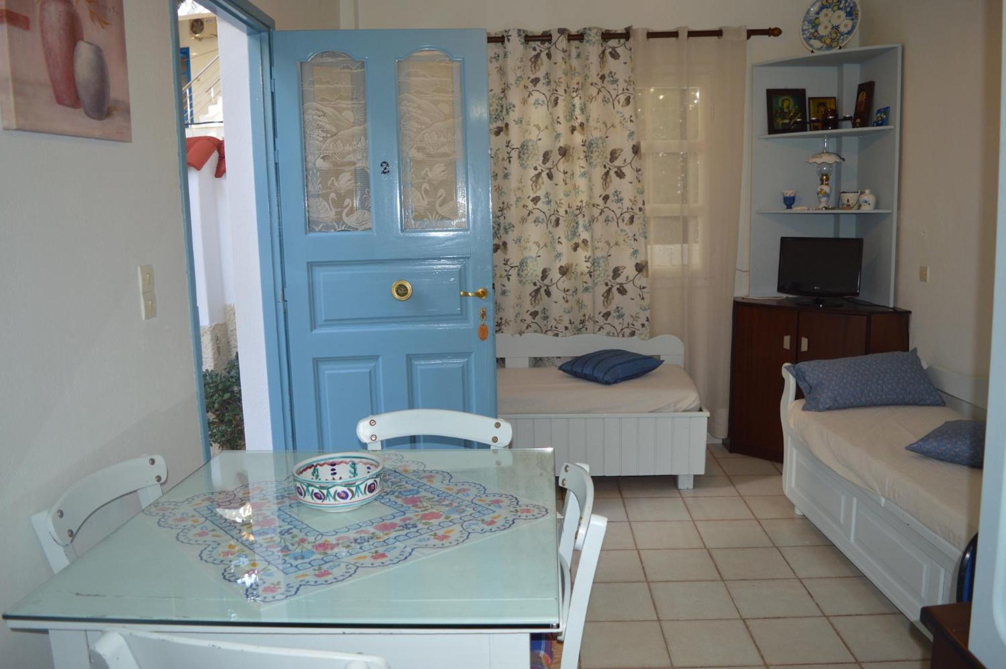 Patras Rooms Est 1990 Fourni Extérieur photo