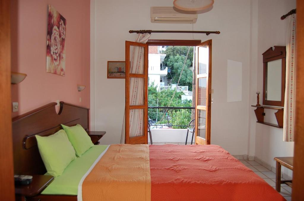 Patras Rooms Est 1990 Fourni Chambre photo