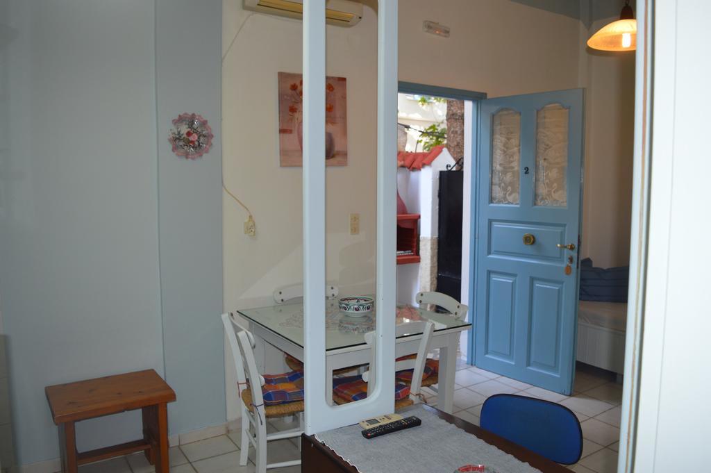 Patras Rooms Est 1990 Fourni Extérieur photo
