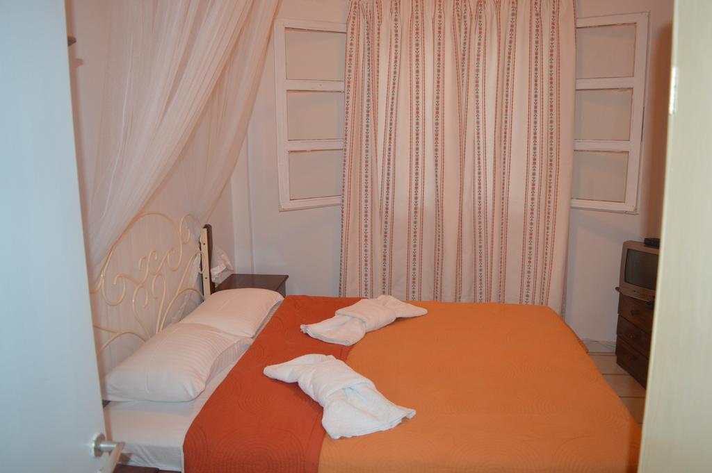 Patras Rooms Est 1990 Fourni Extérieur photo