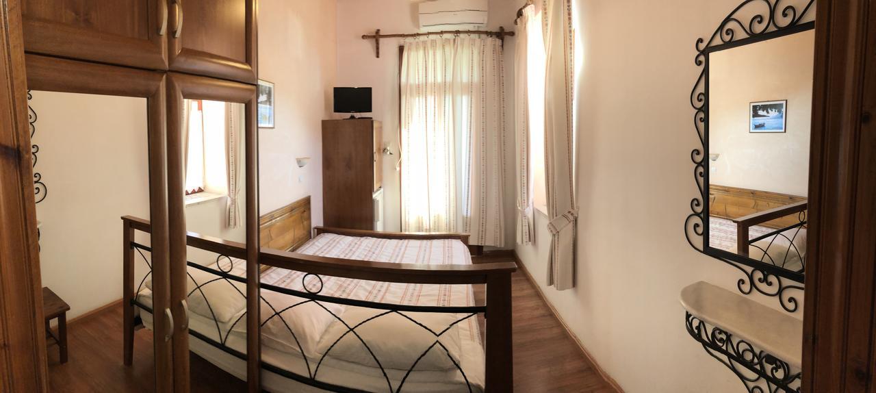 Patras Rooms Est 1990 Fourni Extérieur photo